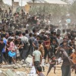 حشود الفلسطينيين تقتحم مركز المساعدات بغزة وهروب العناصر الأميركية