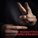 مادورو يلوّح بإشارة النصر في رسالة رمزية لشعبه ولأحرار العالم